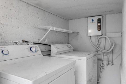 Casa en venta en Hialeah, Florida, 3 dormitorios, 118.17 m2 № 1706366 - foto 21