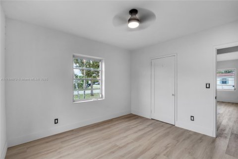 Casa en venta en Hialeah, Florida, 3 dormitorios, 118.17 m2 № 1706366 - foto 11