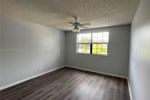 Снять в аренду кондоминиум в Корал-Спрингс, Флорида 2 спальни, 103.49м2, № 1942027 - фото 28