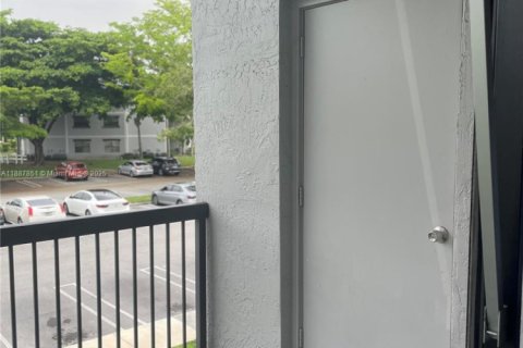 Снять в аренду кондоминиум в Корал-Спрингс, Флорида 2 спальни, 103.49м2, № 1942027 - фото 11