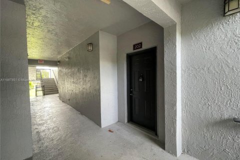 Снять в аренду кондоминиум в Корал-Спрингс, Флорида 2 спальни, 103.49м2, № 1942027 - фото 30