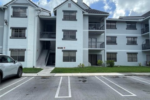 Снять в аренду кондоминиум в Корал-Спрингс, Флорида 2 спальни, 103.49м2, № 1942027 - фото 1