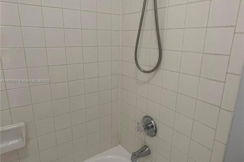 Снять в аренду кондоминиум в Корал-Спрингс, Флорида 2 спальни, 103.49м2, № 1942027 - фото 26