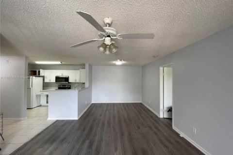 Снять в аренду кондоминиум в Корал-Спрингс, Флорида 2 спальни, 103.49м2, № 1942027 - фото 3