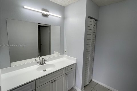 Снять в аренду кондоминиум в Корал-Спрингс, Флорида 2 спальни, 103.49м2, № 1942027 - фото 29