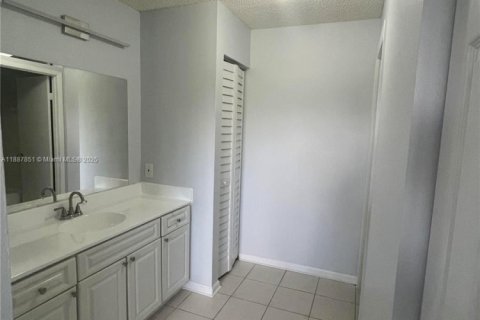 Снять в аренду кондоминиум в Корал-Спрингс, Флорида 2 спальни, 103.49м2, № 1942027 - фото 15