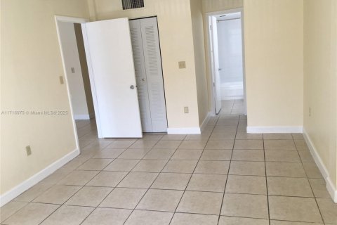 Condo in Miami, Florida, 1 bedroom  № 1695434 - photo 12