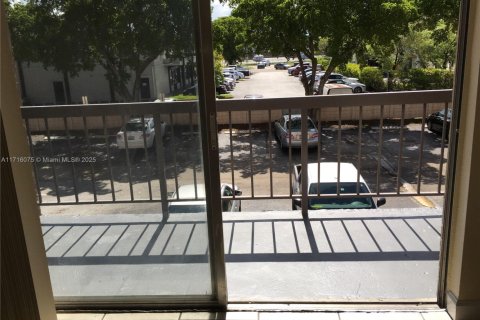 Condo in Miami, Florida, 1 bedroom  № 1695434 - photo 10