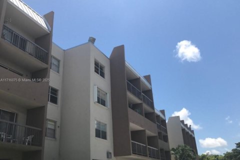 Condo in Miami, Florida, 1 bedroom  № 1695434 - photo 3