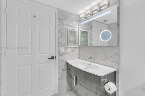 Condo in Miami, Florida, 3 bedrooms  № 2038369 - photo 25