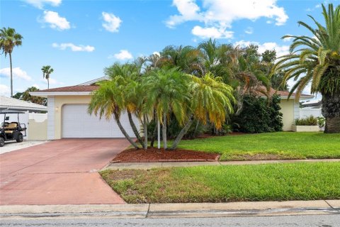 House in Dunedin, Florida 3 bedrooms, 153.1 sq.m. № 2210478 - photo 2