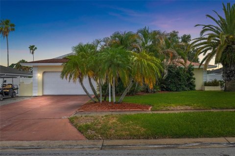 House in Dunedin, Florida 3 bedrooms, 153.1 sq.m. № 2210478