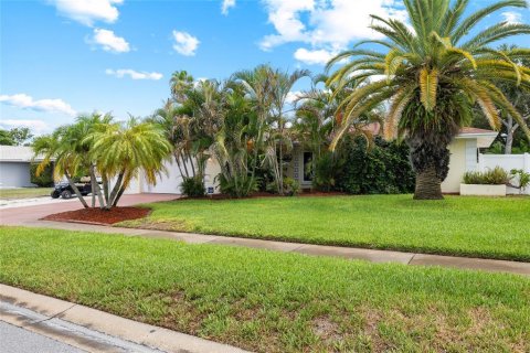 House in Dunedin, Florida 3 bedrooms, 153.1 sq.m. № 2210478 - photo 3