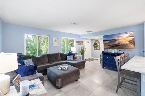 House in Dunedin, Florida 3 bedrooms, 153.1 sq.m. № 2210478 - photo 9