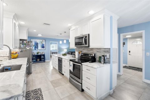 House in Dunedin, Florida 3 bedrooms, 153.1 sq.m. № 2210478 - photo 17