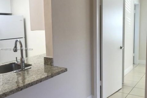 Condo in Pembroke Pines, Florida, 2 bedrooms  № 1709564 - photo 4