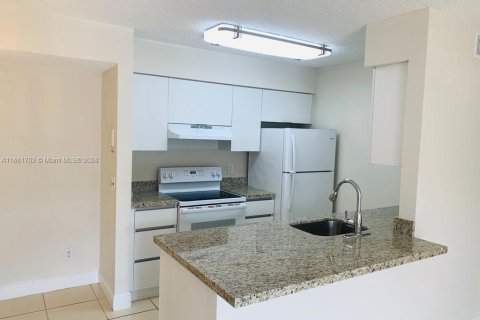 Condo in Pembroke Pines, Florida, 2 bedrooms  № 1709564 - photo 1