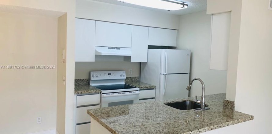 Condo in Pembroke Pines, Florida, 2 bedrooms № 1709564