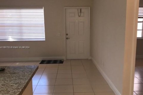 Condo in Pembroke Pines, Florida, 2 bedrooms  № 1709564 - photo 5