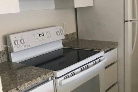 Condo in Pembroke Pines, Florida, 2 bedrooms  № 1709564 - photo 3
