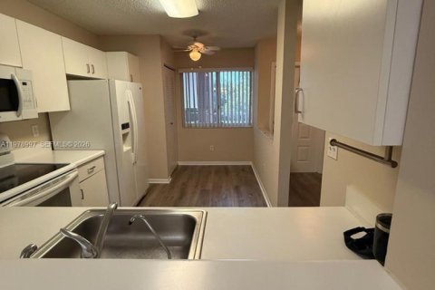 Снять в аренду кондоминиум в Тамарак, Флорида 2 спальни, 107.12м2, № 2046008 - фото 9