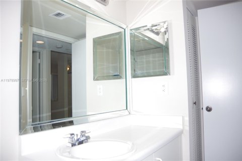 Снять в аренду кондоминиум в Тамарак, Флорида 2 спальни, 107.12м2, № 2046008 - фото 16