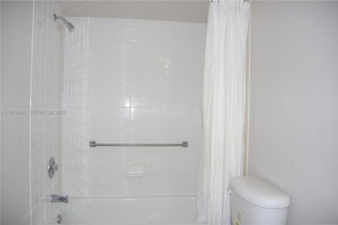 Снять в аренду кондоминиум в Тамарак, Флорида 2 спальни, 107.12м2, № 2046008 - фото 17