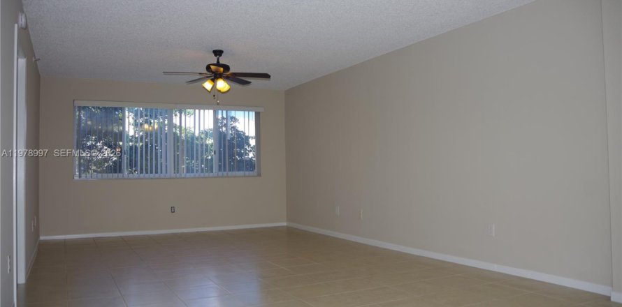 Кондоминиум с 2 спальнями в Тамарак, Флорида № 2046008