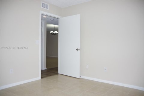 Снять в аренду кондоминиум в Тамарак, Флорида 2 спальни, 107.12м2, № 2046008 - фото 13