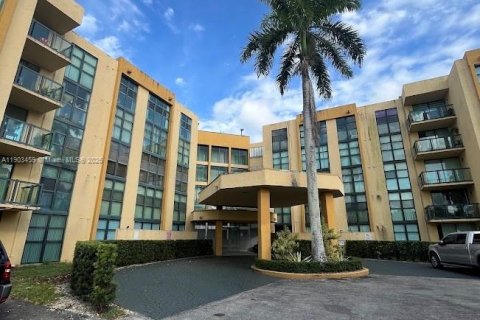 Condominio en alquiler en Miami, Florida, 2 dormitorios, 83.43 m2 № 1954413 - foto 1