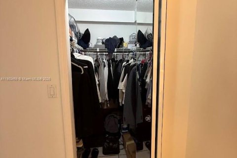 Condominio en alquiler en Miami, Florida, 2 dormitorios, 83.43 m2 № 1954413 - foto 15