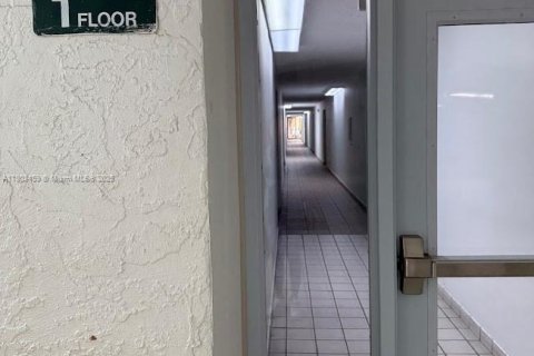 Condominio en alquiler en Miami, Florida, 2 dormitorios, 83.43 m2 № 1954413 - foto 3