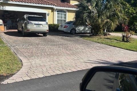 House in Pompano Beach, Florida 3 bedrooms, 160.91 sq.m. № 2003508 - photo 3