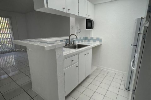 Condo in Miami, Florida, 1 bedroom № 2184382 - photo 10