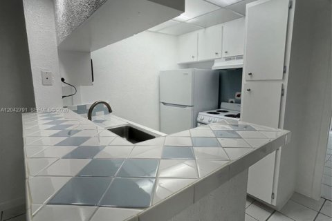 Condo in Miami, Florida, 1 bedroom № 2184382 - photo 8