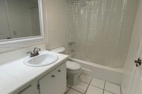 Condo in Miami, Florida, 1 bedroom № 2184382 - photo 6