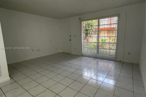 Condo in Miami, Florida, 1 bedroom № 2184382 - photo 2