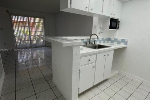 Condo in Miami, Florida, 1 bedroom № 2184382 - photo 9