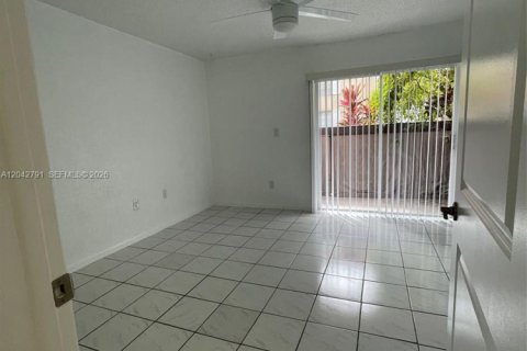 Condo in Miami, Florida, 1 bedroom № 2184382 - photo 5