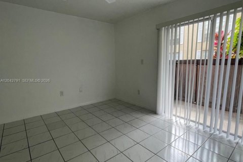 Condo in Miami, Florida, 1 bedroom № 2184382 - photo 3
