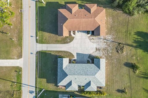 Commercial property in Rotonda, Florida 6 bedrooms, 219.99 sq.m. № 2228392 - photo 2