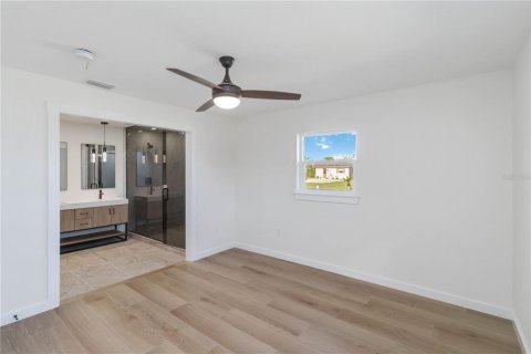 Commercial property in Rotonda, Florida 6 bedrooms, 219.99 sq.m. № 2228392 - photo 19