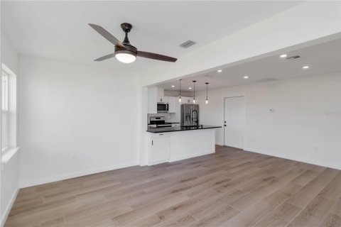 Commercial property in Rotonda, Florida 6 bedrooms, 219.99 sq.m. № 2228392 - photo 12