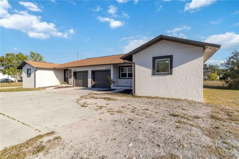 Commercial property in Rotonda, Florida 6 bedrooms, 219.99 sq.m. № 2228392 - photo 3