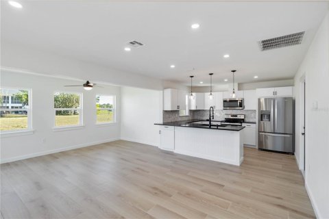 Commercial property in Rotonda, Florida 6 bedrooms, 219.99 sq.m. № 2228392 - photo 11
