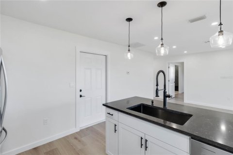 Commercial property in Rotonda, Florida 6 bedrooms, 219.99 sq.m. № 2228392 - photo 9