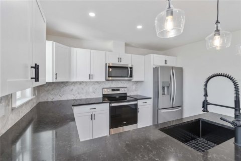 Commercial property in Rotonda, Florida 6 bedrooms, 219.99 sq.m. № 2228392 - photo 15