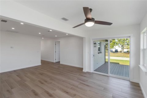 Commercial property in Rotonda, Florida 6 bedrooms, 219.99 sq.m. № 2228392 - photo 13