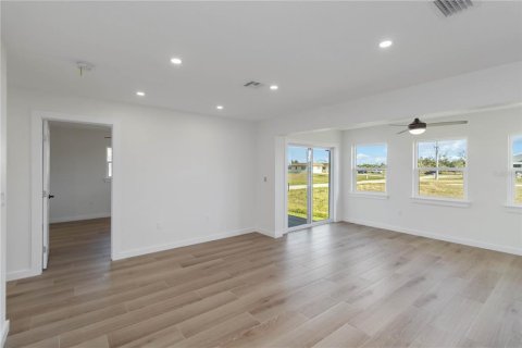 Commercial property in Rotonda, Florida 6 bedrooms, 219.99 sq.m. № 2228392 - photo 14