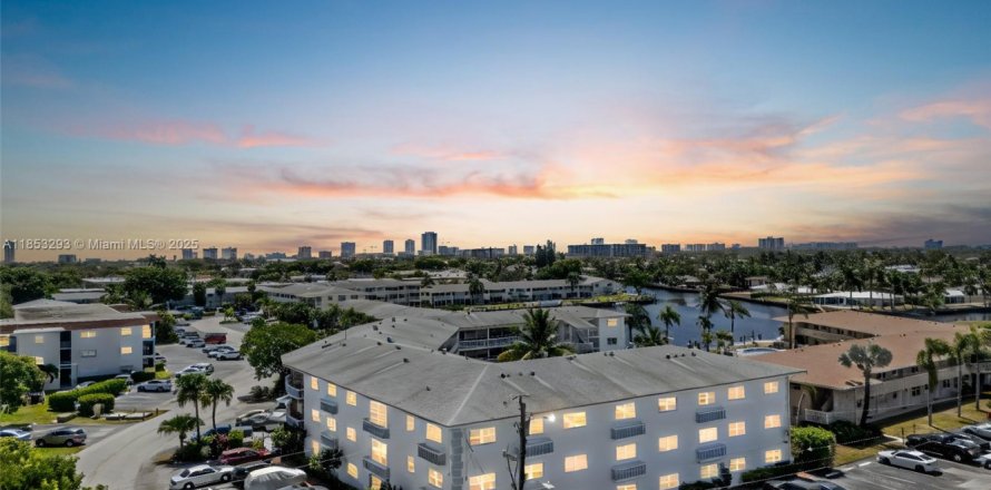Condo in Pompano Beach, Florida, 2 bedrooms № 1877714